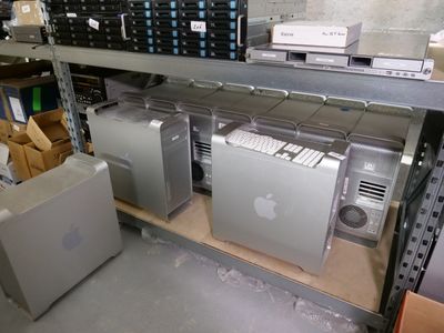 beaucoup de matériel informatique sur les rayons du magasin