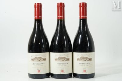 trois bouteilles de vin rouge posées sur une table blanche