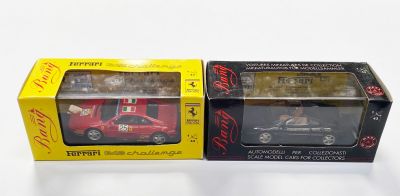 deux cartons contenant des petites voitures, posés l'un à côté de l'autre
