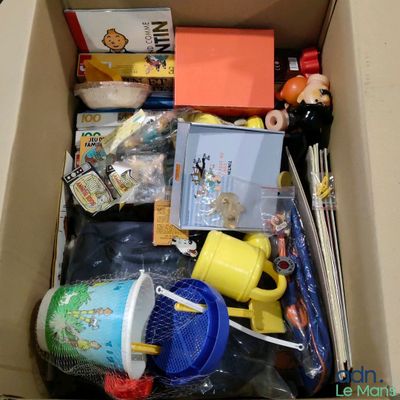 Carton d'environ 25kg de goodies et accessoires tirés des Av…