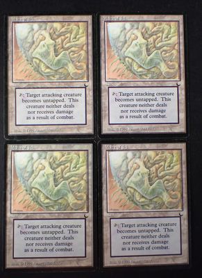 quatre cartes aux motifs différents posées sur une surface noire