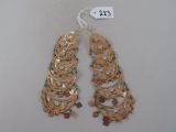 paire de boucles d'oreilles dorées ornées de chaînes pendantes et de perles pendantes