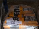 une pile de colis posée sur une étagère dans un magasin