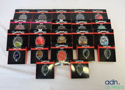 tout un tas de boutons de toutes sortes posés sur une table