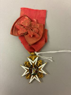 l'image d'un ruban rouge orné d'une étoile dorée