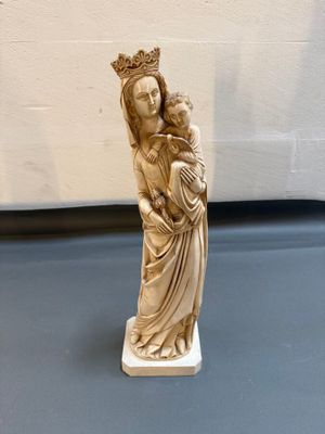 statue d'une femme tenant un enfant dans ses bras et portant une couronne