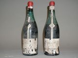 deux bouteilles de vin posées l'une à côté de l'autre sur une table