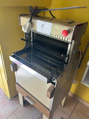 an image of a machine that is sitting in a kitchen