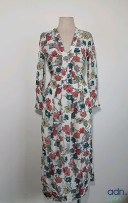 Robe à manches longues à imprimé floral sur un mannequin de couture