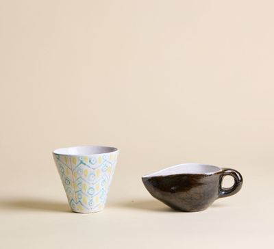 deux tasses à café posées l'une à côté de l'autre sur une table