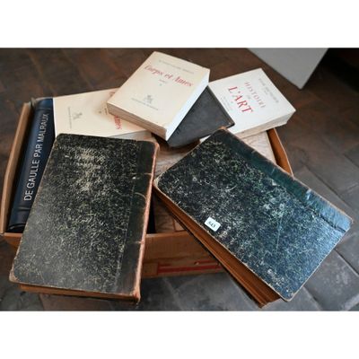 plusieurs livres sont empilés sur une table