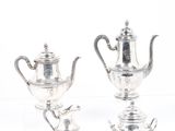 paire de théières plaquées argent avec anses et soucoupe