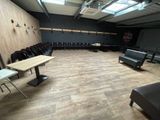 une pièce où il y a beaucoup de chaises et de tables