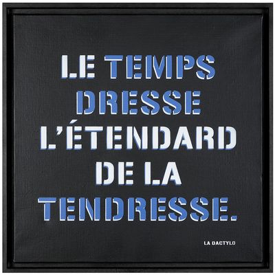 une affiche noire et bleue portant l'inscription « Le temps s'érige, étendard de la tendresse »