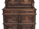 un vieux meuble en bois avec des sculptures et des gravures sur le dessus