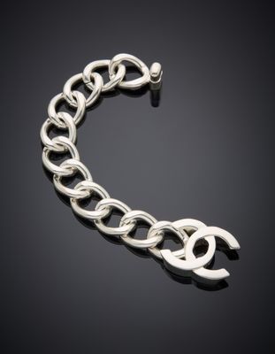 un bracelet en argent avec un maillon de chaîne sur fond noir