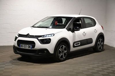 La Citrole blanche est garée dans un garage au sol carrelé en damier.