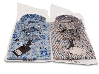 deux chemises de costume pour homme dans des sacs en plastique, sur fond blanc