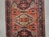 un vieux tapis à franges accroché au mur