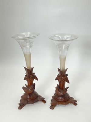 Paire de vases cornet en bois à décor sculpté d'un oiseau et…