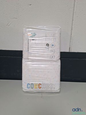 une boîte de papier toilette posée sur un plan de travail