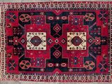 un tapis oriental à motifs rouges et bleus