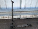 un scooter posé par terre à côté d'un banc