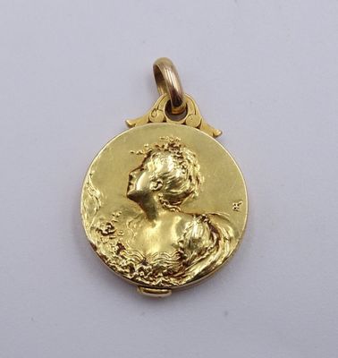 gros plan d'une pièce d'or sur laquelle figure une femme