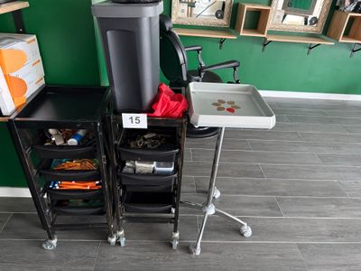 un salon de coiffure équipé d'un sèche-cheveux et d'un coiffeur