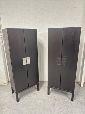 deux armoires noires posées l'une à côté de l'autre sur le sol