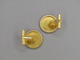 deux paires de boutons de manchette plaqués or sur un fond gris
