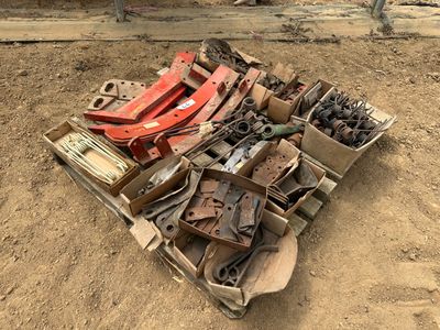 un tas de vieux outils par terre, dans la poussière