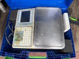 une boîte bleue contenant une calculatrice et une paire de ciseaux