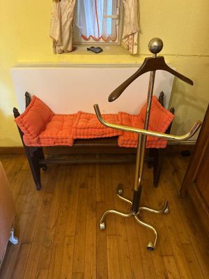 un porte-manteau et un banc dans une petite pièce