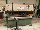 une machine qui se trouve dans un garage