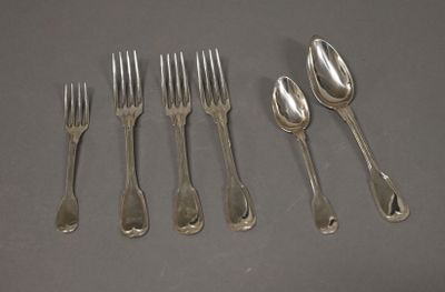 cinq fourchettes et cinq cuillères posées sur une table