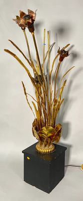 un vase contenant des fleurs, posé sur une table