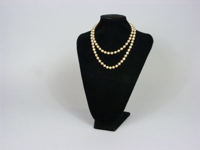 SAUTOIR de perles d’imitation. Long.