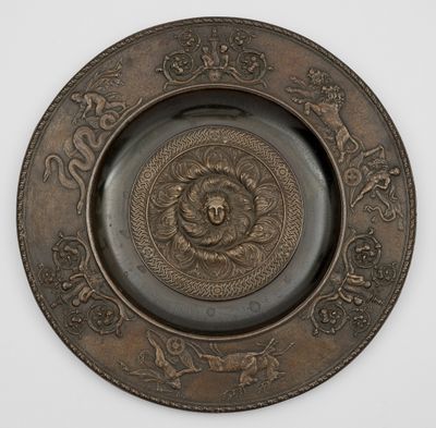 Große Berliner Eisen-Schauplatte Eisenguss. Forme arrondie a…