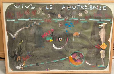 un tableau noir sur lequel est dessiné un match de football