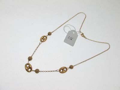 gros plan d'un collier sur une surface blanche avec une étiquette