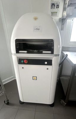 une machine posée sur le sol de la cuisine