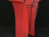 une image représentant une chaise rouge sur fond noir