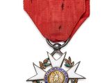 gros plan d'une médaille sur un ruban rouge sur fond blanc