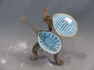 une guitare et un bol posés sur un support