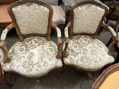 paire de chaises anciennes avec dossier et accoudoirs rembourrés