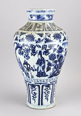 un vase bleu et blanc posé sur une table