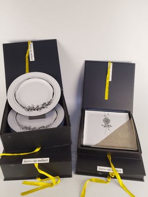 deux assiettes vides dans une boîte noire ornée de rubans jaunes