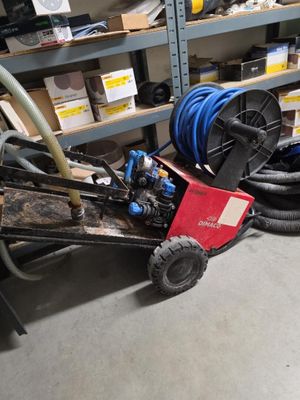 un chariot avec un tuyau et un tuyau posé par terre