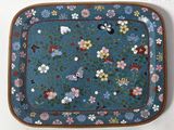un plateau bleu orné de fleurs et d'oiseaux
